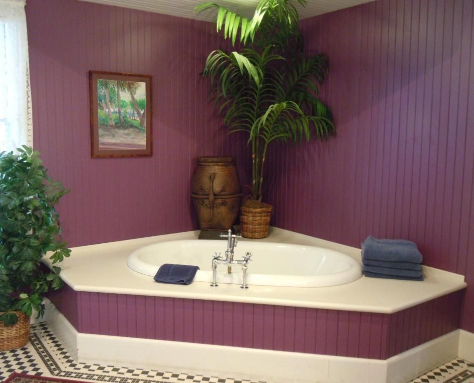 Jacaranda Inn Waimea Room photo